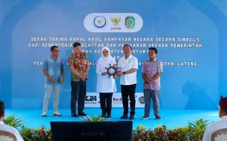 Nelayan Banyuwangi Terima 2 Kapal Rampasan Ilegal Fishing dari KKP