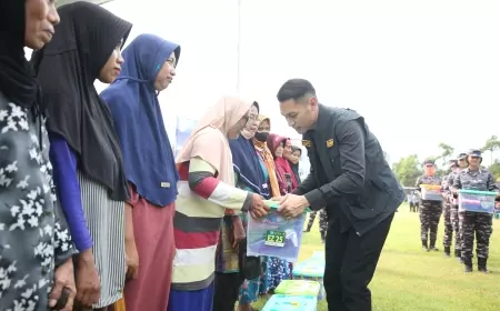 Bupati Lindra Dampingi Kasal TNI AL Salurkan Bantuan Kemanusiaan Korban Gempa