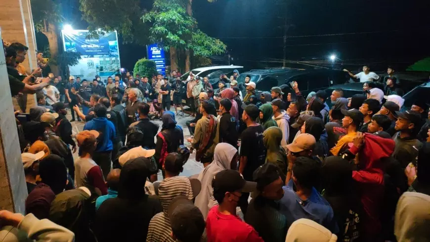 Ribuan Massa Pendukung Caleg DPR RI dari PAN Geruduk Aston Hotel