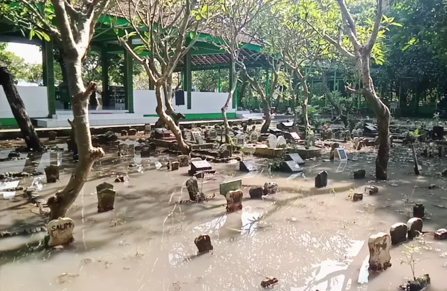 Banjir Melanda Wilayah Mojoagung Jombang, Pemakaman Umum Turut Tergenang Air