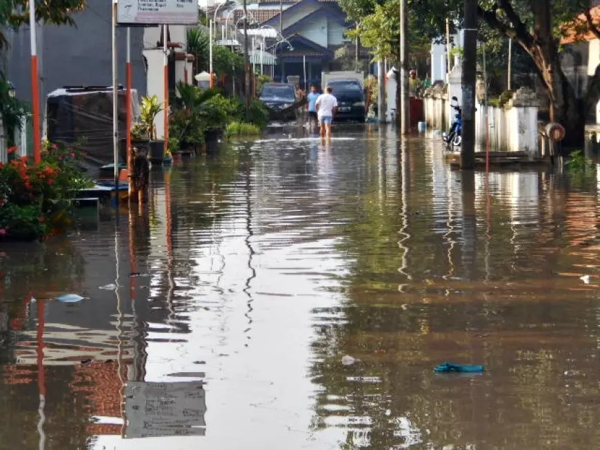 Luapan Air Sungai Sadar Wilayah Mojokerto Dikepung Banjir