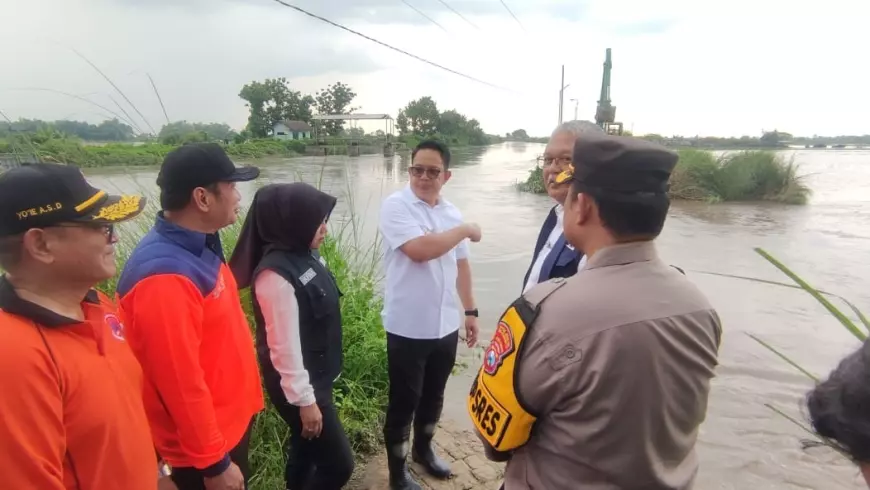 Pj Gubernur Jatim Cek Kondisi Banjir di Mojosari