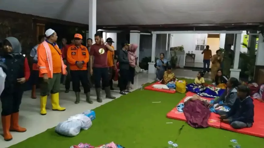 Warga Korban Banjir di Probolinggo Dievakuasi ke Kantor Kecamatan Setempat