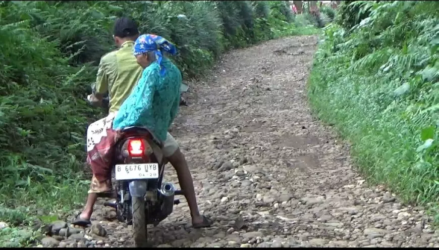 Ruas Jalan Belum Tersentuh Perbaikan Sejak Zaman Belanda, Warga Gondang Jember Merasa Tidak Merdeka