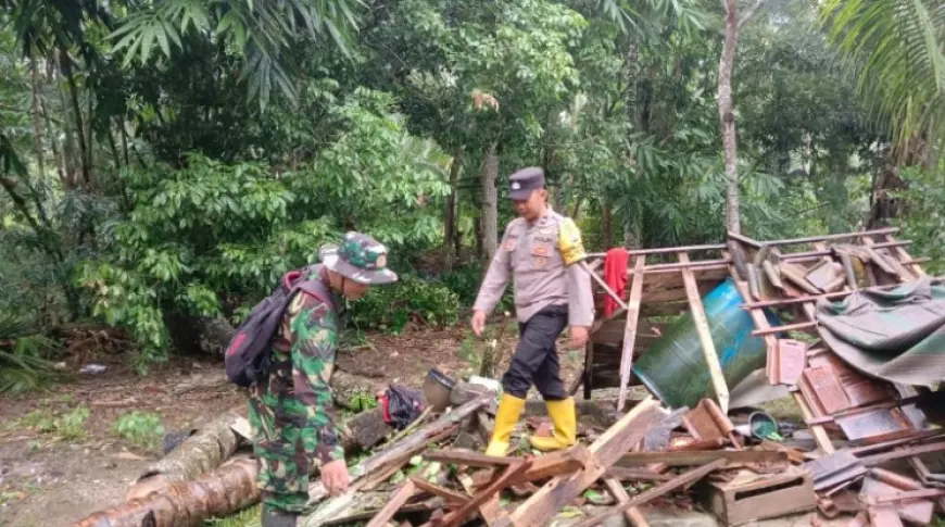 Polres Trenggalek Gerak Cepat Evakuasi dan Bersihkan Kerusakan Akibat Pohon Roboh dan Tanah Longsor