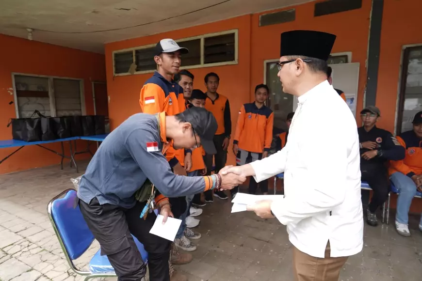 Apresiasi Kerja Keras BPBD, Pj Wali Kota Batu Berikan Sembako Untuk Tim Relawan