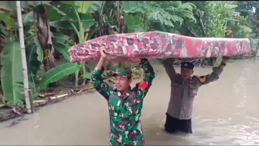 Anak Sungai Bengawan Solo Meluap, Polres Ngawi Bersama Instansi Terkait Bahu Membahu Evakuasi Warga