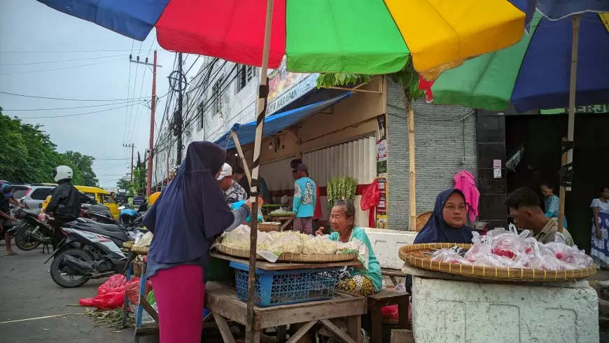 Tradisi Ziarah Jelang Puasa, Bikin Pedagang Bunga Ketiban Durian Jatuh