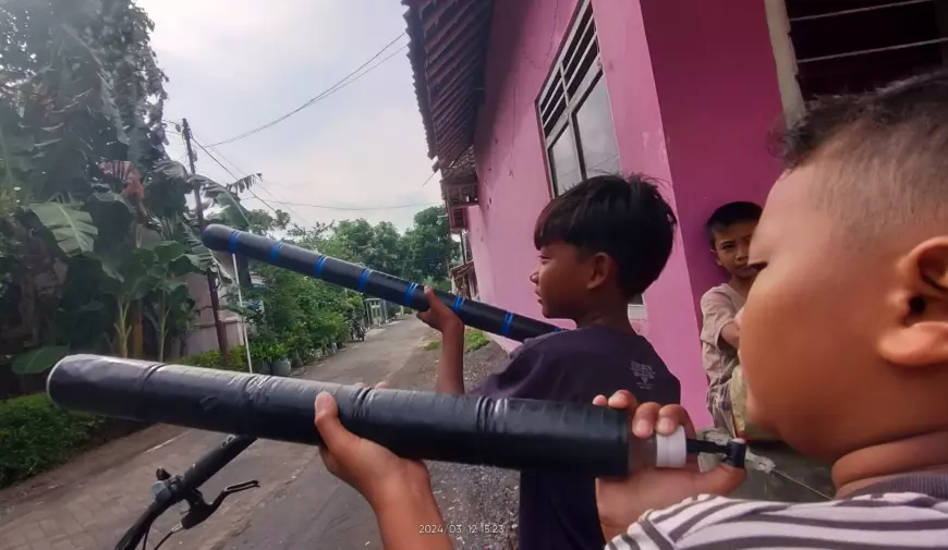 Ramadan Tiba, Mercon Spiritus Tetap Jadi Idola Anak-Anak di Jember