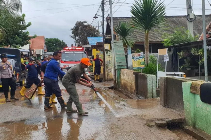 Hari Pertama Puasa, PJ Bupati Probolinggo Pimpin Kerja Bakti di Lokasi Banjir