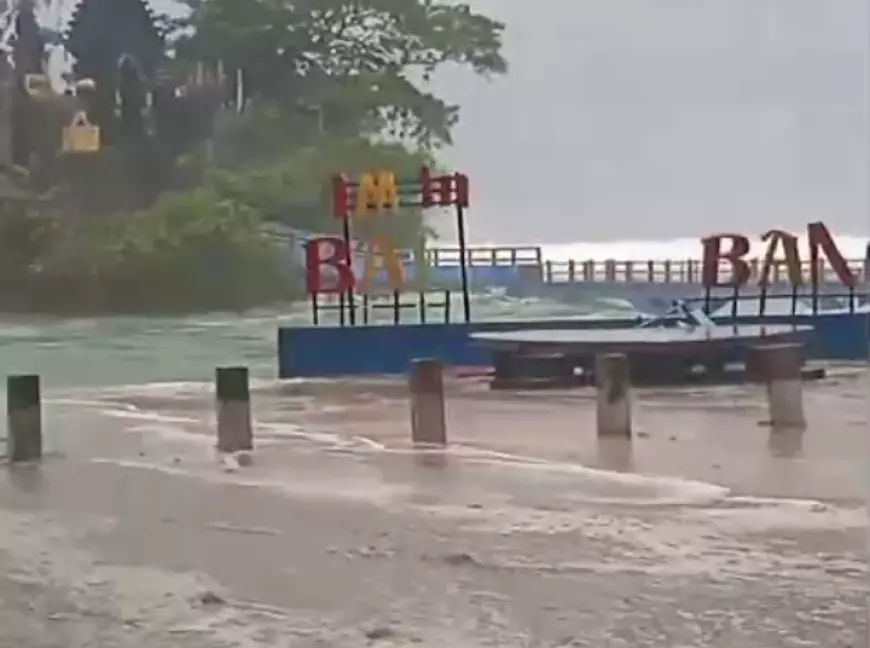 Pesisir Pantai di Kabupaten Malang Selatan Dilanda Banjir Rob
