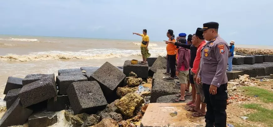 Ombak Hantam Perahu Hingga Tenggelam di Pantai Utara Pamekasan
