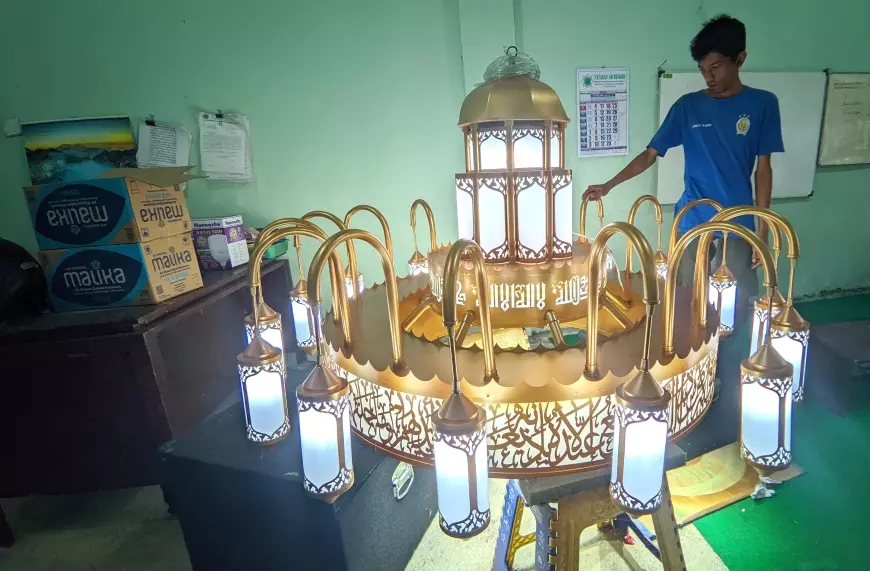 Berkah Ramadan, Dua Pengrajin Lampu Hias di Kota Probolinggo Kebanjiran Pesanan