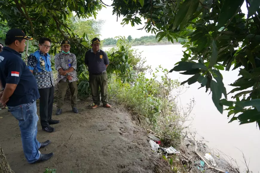 Pj Bupati Adriyanto Tinjau Rumah Terdampak Longsor Bantaran Sungai Bengawan Solo di Bojonegoro