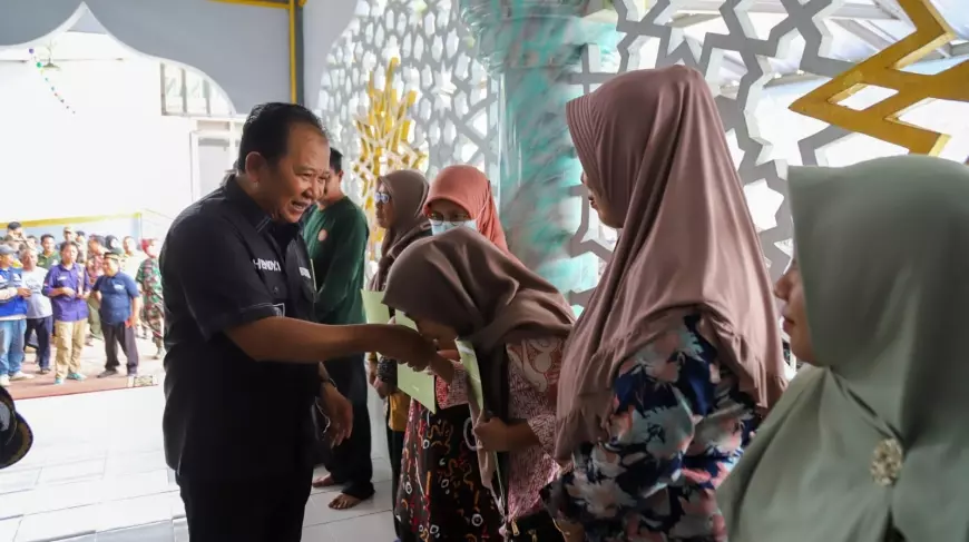 Berbagi Bahagia di Bulan Ramadan, Bupati Jember Distribusikan Bantuan Sembako