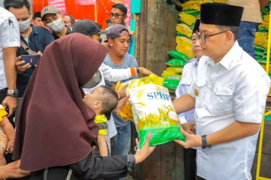 Safari Ramadan di Kota Probolinggo, PJ Gubernur Jatim Berikan Tali Asih hingga Pasar Murah