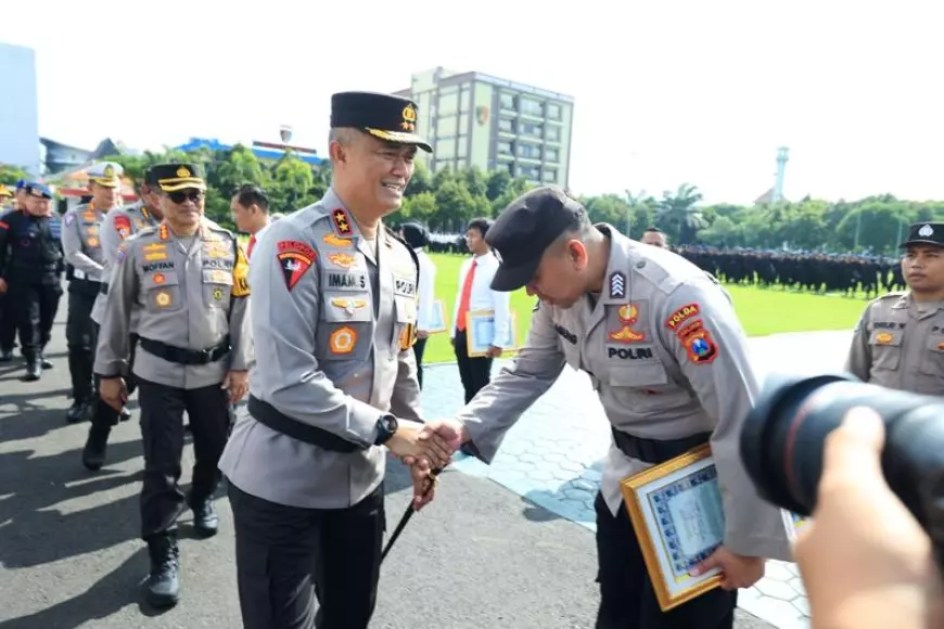 Kapolda Jatim Beri Penghargaan 35 Anggota Berprestasi Di Upacara Hari Kesadaran Nasional