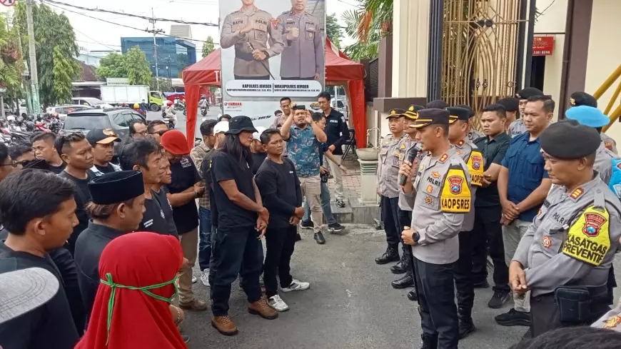 Aliansi Peduli Demokrasi Geruduk Kantor Polres Jember