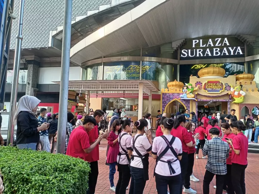 Semburat, Pengunjung Delta Plaza Surabaya Keluar Gedung Akibat Gempa