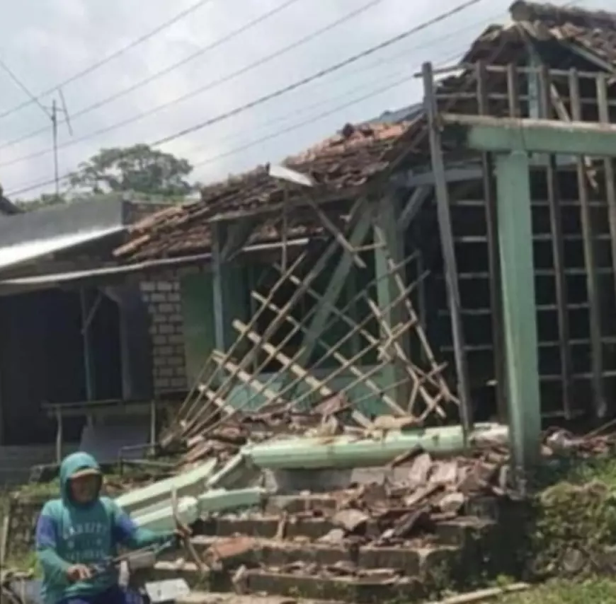 Akibat Gempa M6,0 Lepas Pantai Tuban Beberapa Unit Bangunan Rusak