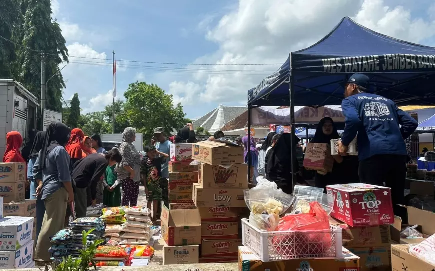 Warga Serbu Beras Zakat Fitrah di Pasar Murah Pemkab Jember di Kencong