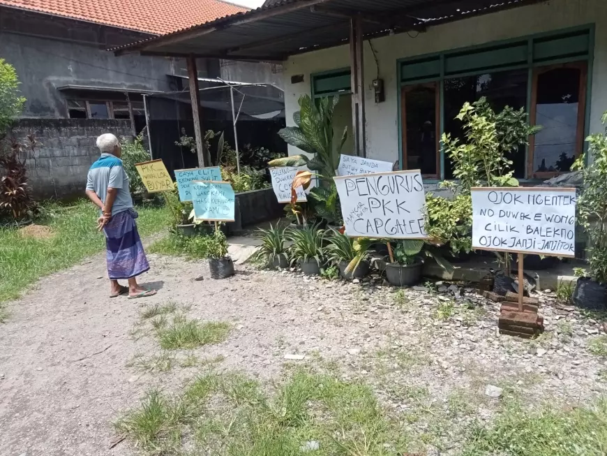 Emak - Emak Demo Perangkat Desa Di Jombang, Buntut Dugaan Penggelapan Uang Tabungan