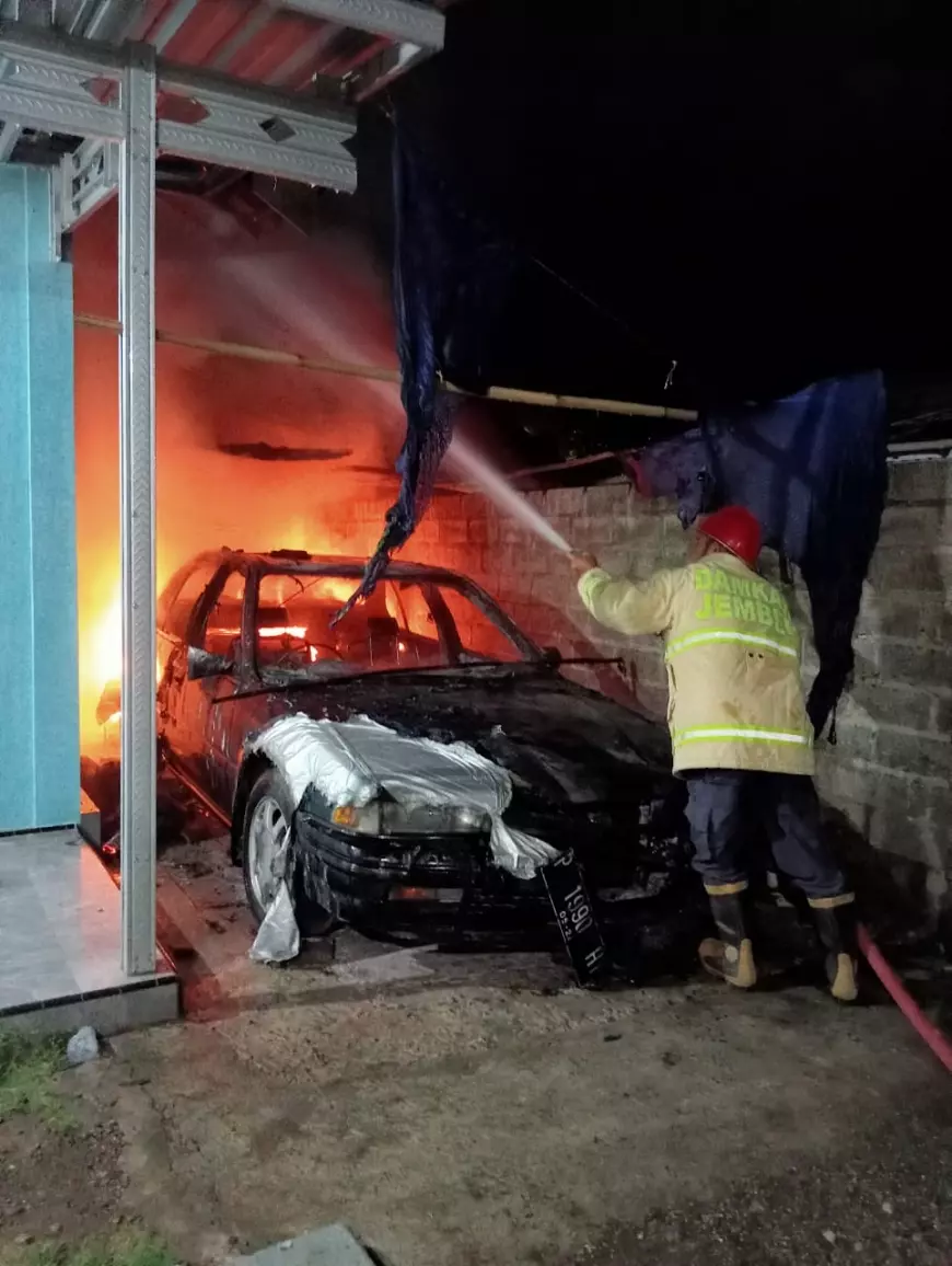 Mobil Sedan Honda Accord Milik Warga Jember Terbakar di Garasi Rumah