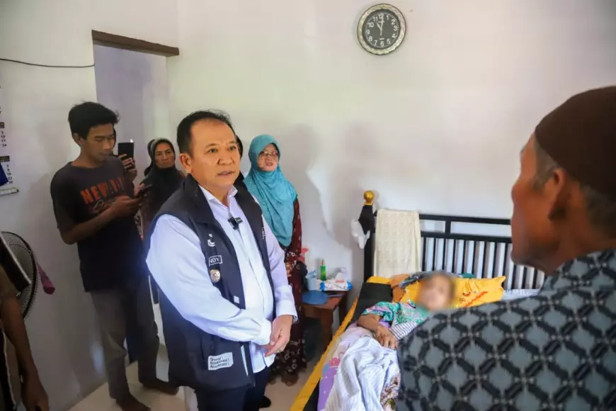 Tidak Hanya Bershodaqoh, Bupati Jember Juga Kunjungi Warga Korban Laka Lantas Malaysia