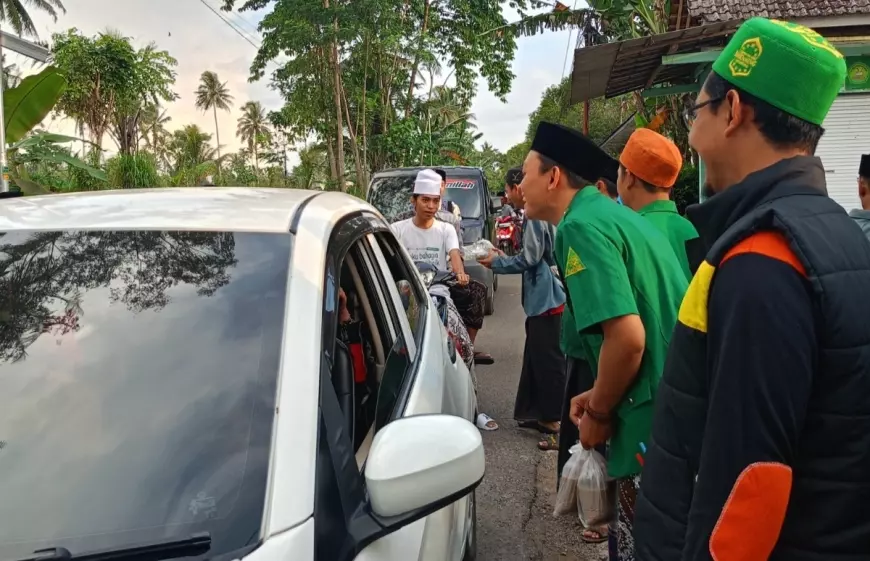 Berkah Ramadan, PAC GP Ansor Pujer Bondowoso Berbagi Ratusan Takjil