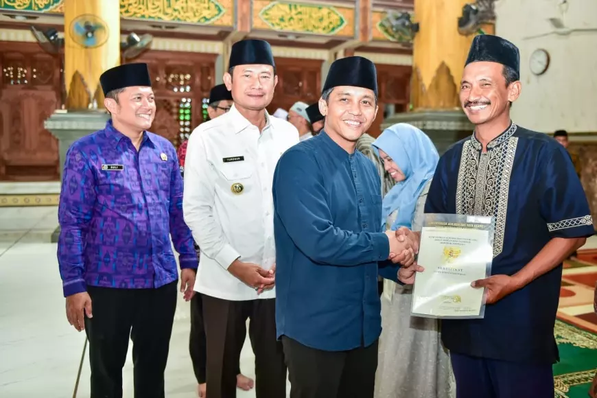 Pak Yes Dampingi Wamen ATR Serahkan Belasan Sertifikat Tanah Wakaf Gratis