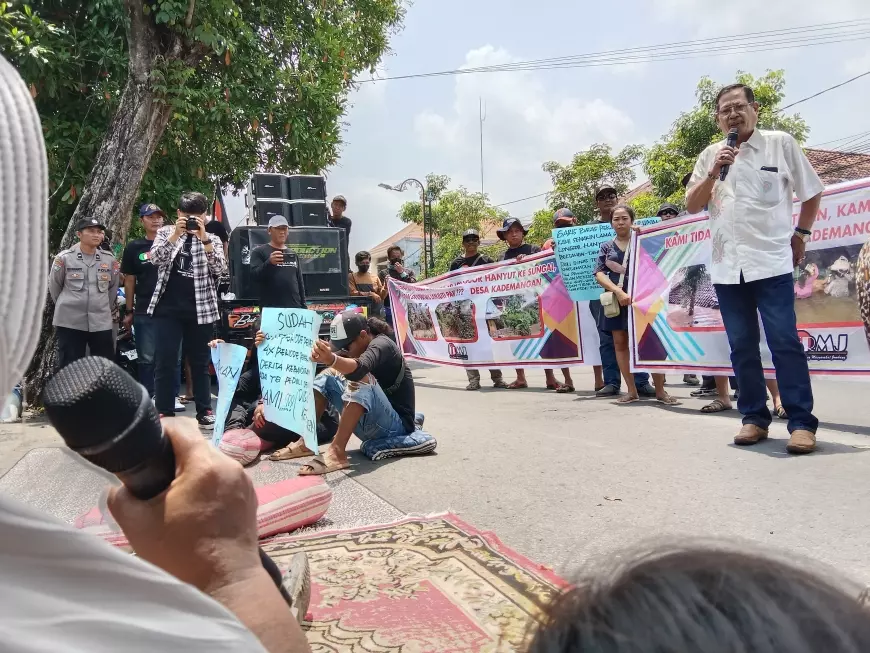 Warga Terdampak Longsor Tebing Sungai Catak Banteng Di Jombang Gelar Demonstrasi