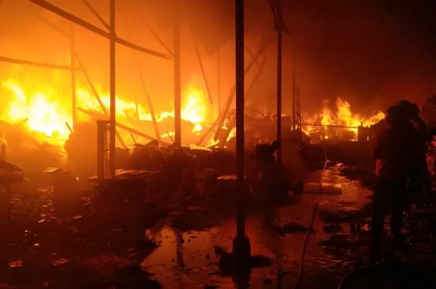 Terbakar Hebat, Gudang Rongsokan di Probolinggo Hangus