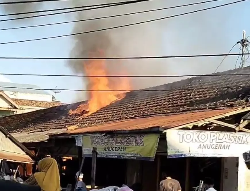 Sepuluh Kios di Pasar Waru Pamekasan Ludes Terbakar