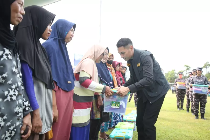 Bupati Lindra Dampingi Kasal TNI AL Salurkan Bantuan Kemanusiaan Korban Gempa
