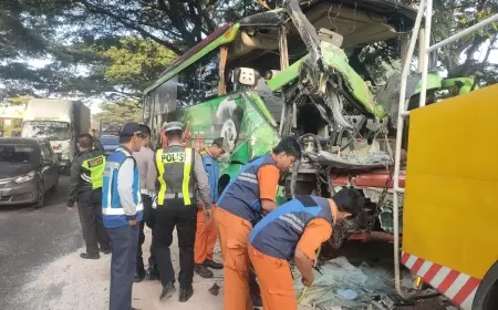 1 Orang Tewas 3 Luka-Luka, Bus Restu Tabrak Dump Truk
