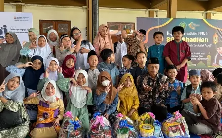 SD Khadijah Surabaya Tutup Pondok Ramadan dengan Berbagi Parcel