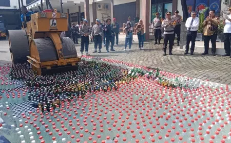 Pemusnahan Barang Bukti Miras Polres Jombang, Buldoser Lumat 4.500 Botol