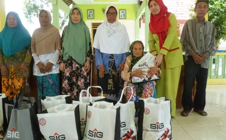 SIG Pabrik Tuban Taburkan Bunga Sosial untuk Keluarga Prasejahtera dan Santuni Anak Yatim