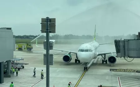 Water Salute Sambut Pendaratan Perdana di Bandara Dhoho Kediri