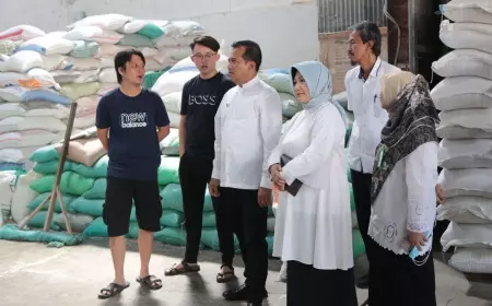 Pastikan Stok Aman Jelang Lebaran, PJ Wali Kota Probolinggo Sidak Gudang Beras hingga Ayam
