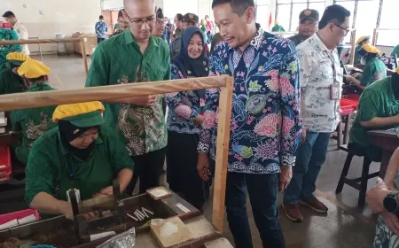 Pastikan Pekerja Terima THR, PJ Wali Kota Malang Kunjungi Pabrik Rokok