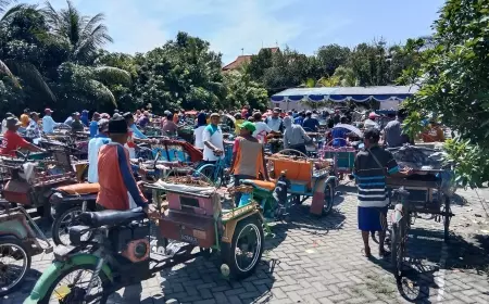 Antrian Mengular, Ribuan Tukang Becak Serbu Pembagian Zakat Pengusaha Di Jombang