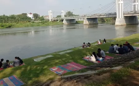 Ngabuburit Syahdu di Bantaran Sungai Brantas Kediri