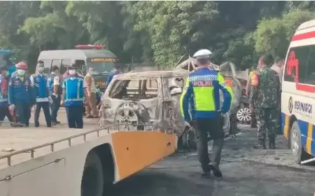 Tabrakan Libatkan Tiga Kendaraan di Tol Japek, 12 Orang Tewas
