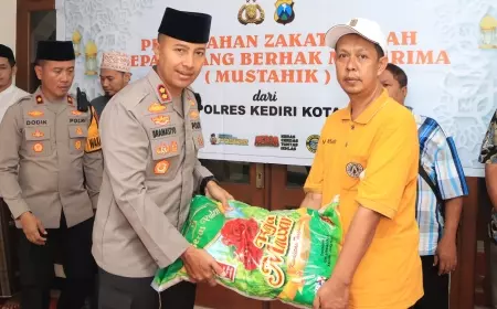 Polisi di Kediri Salurkan Zakat Fitrah Total 20 Juta