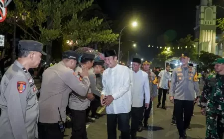 Bupati Yuhronur Sidak Pospam Secara Langsung di Posyan Terminal Lamongan