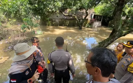 Sedih, Warga Terdampak Banjir di Kediri Mengungsi Bersama Anak Bayinya