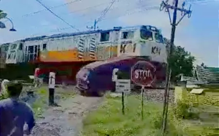 Mobil Pemudik Asal Pasuruan Ditabrak Kereta Api di Madiun