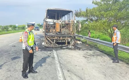 Tinggal Kerangka, Bus Pahala Kencana Terbakar Hebat di Tol Jombang - Mojokerto