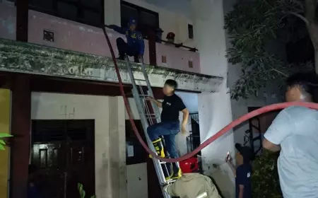 SMPN 2 Rogojampi Terbakar, Damkar Alami Kendala Hingga Harus Jebol Pagar